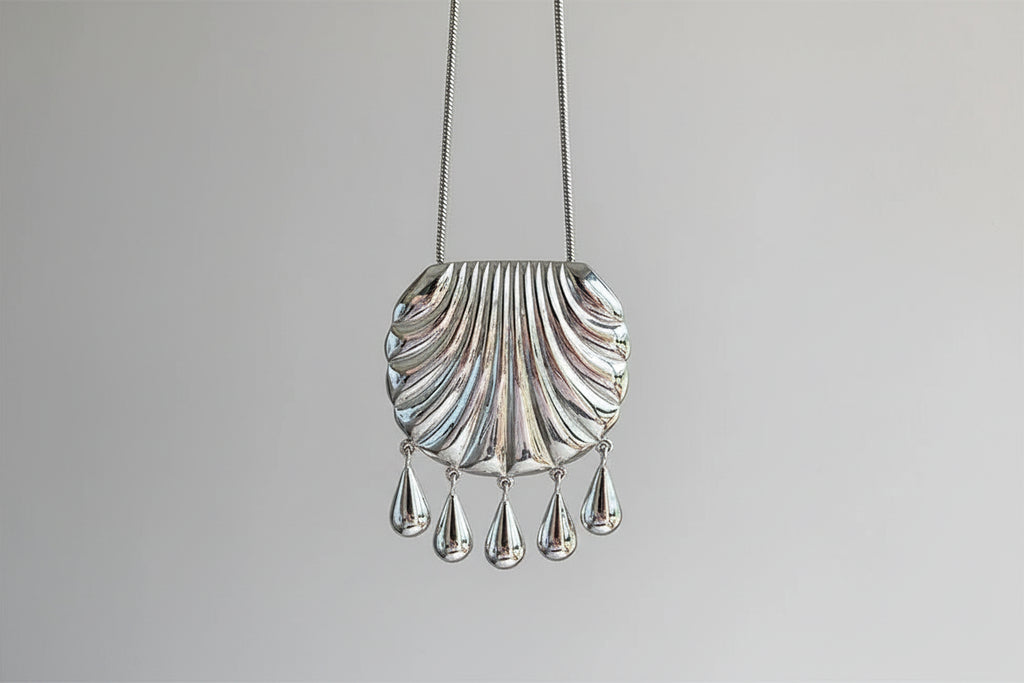 Shell long pendant necklace