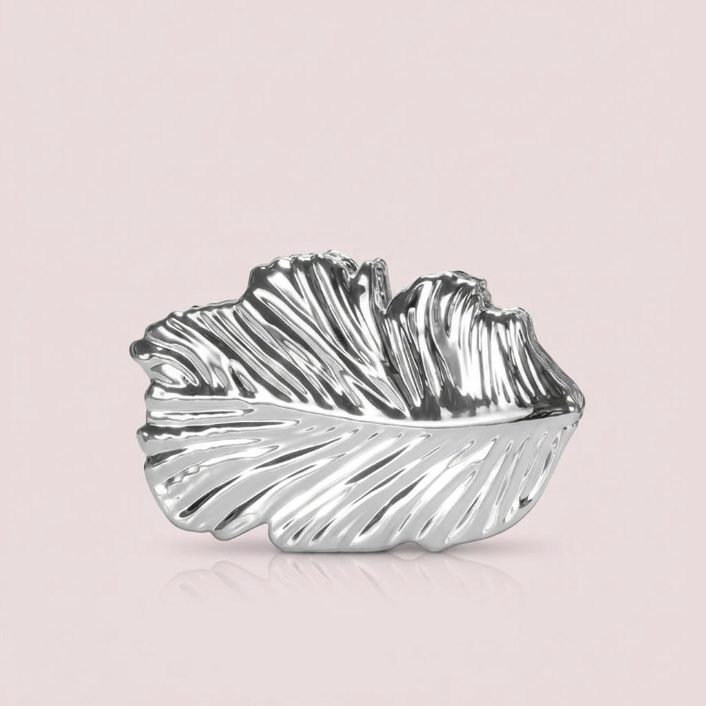 Bolso de mano con escultura de hoja