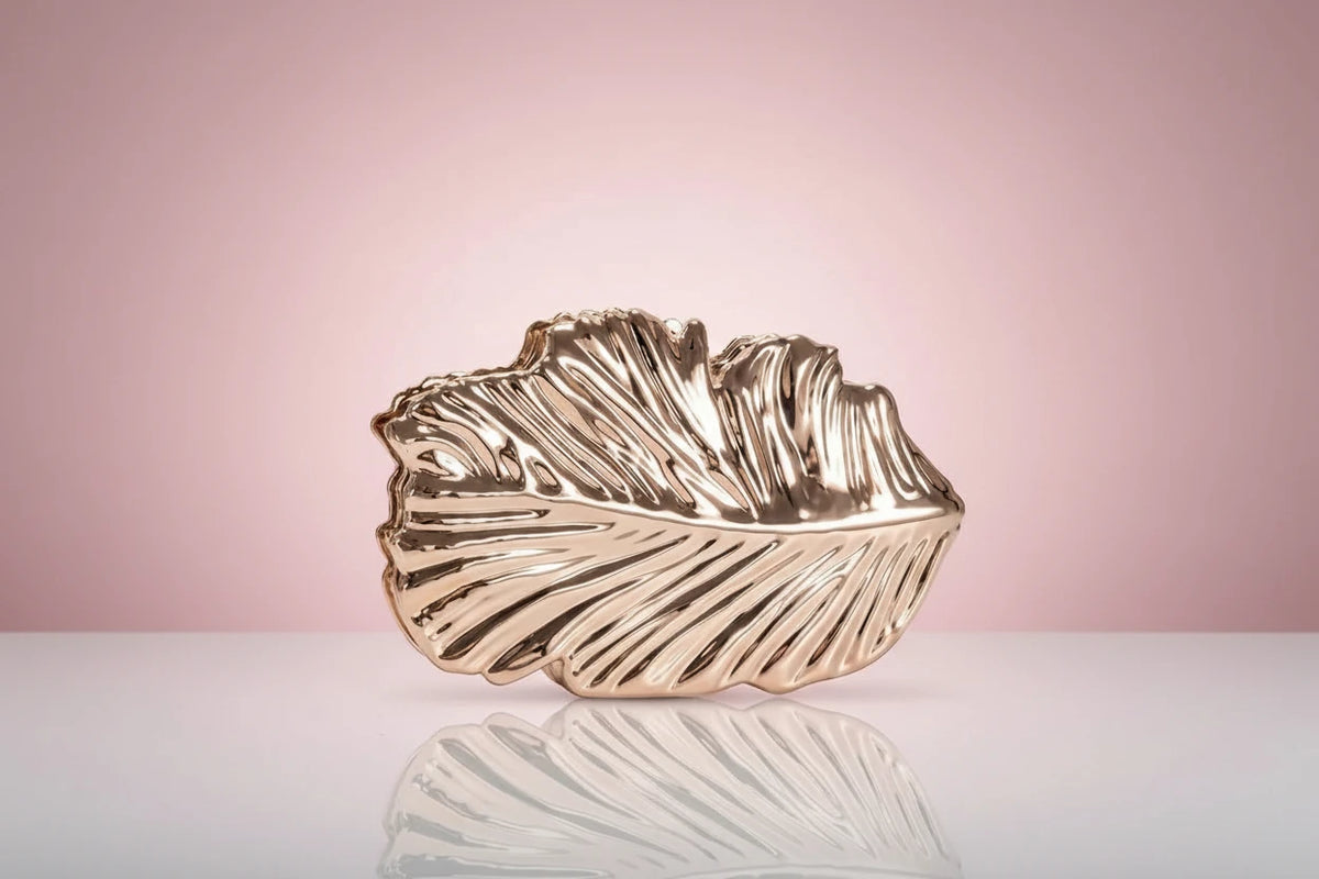Bolso de mano con escultura de hoja