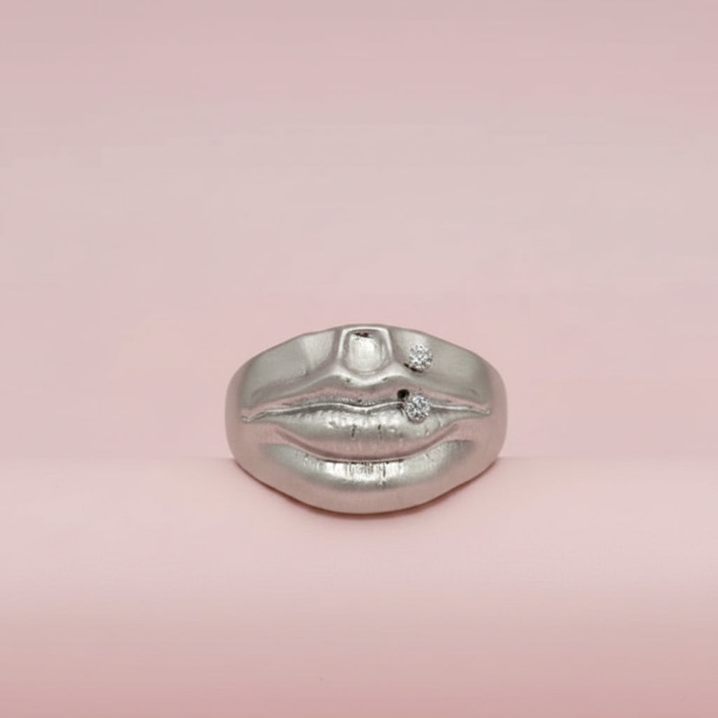Surrealistisches Piercing-Lippen-Armband