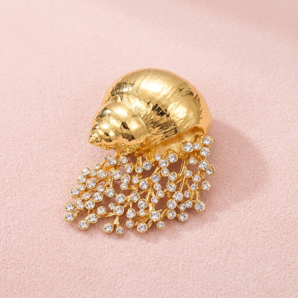 Anello aperto a forma di lumaca di mare con strass